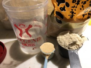 プロテインにきな粉を混ぜたら便秘解消と筋肥大【ダマにならない黄金比率も紹介】