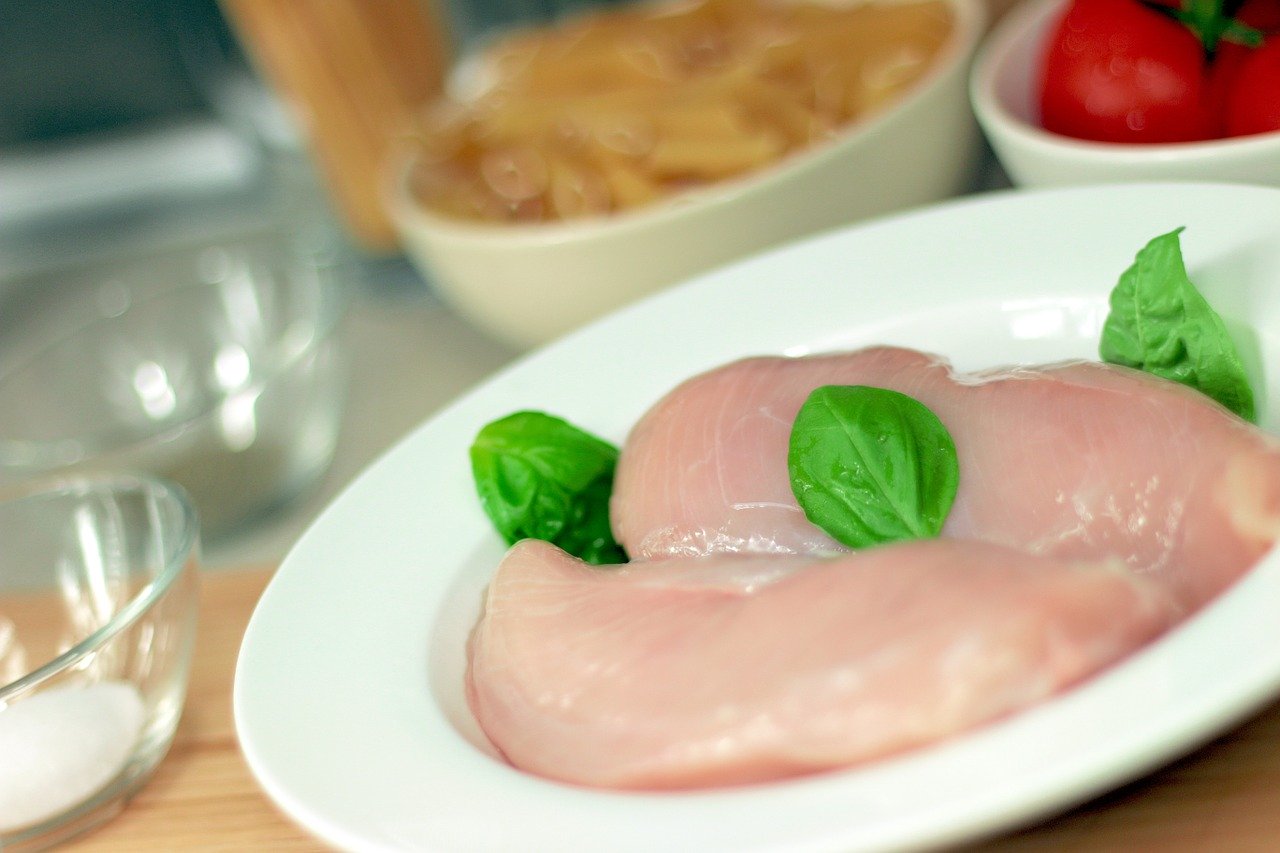 プロテインとサラダチキンはどっちがおすすめ?【タイミングによる】