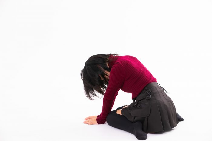 部分痩せは嘘でうなだれる女性