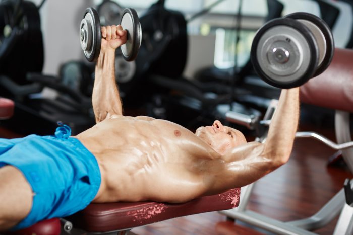 ダンベルフライのやり方と注意点